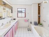 Großzügiges Tageslichtbad mit Badewanne, Doppelwaschtisch und viel Platz - 