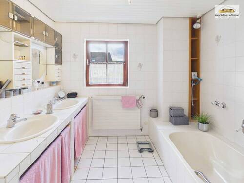 Großzügiges Tageslichtbad mit Badewanne, Doppelwaschtisch und viel Platz - 