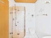 Helles Badezimmer mit Dusche und gepflegter Ausstattung - 