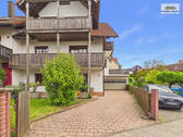 Großzügiges Zweifamilienhaus mit zwei Maisonettewohnungen, Doppelgarage und Dachterrasse in Hösbach - Exklusives Zweifamilienhaus mit 68 m² Dachterrasse, 4 Balkonen & Doppelgarage