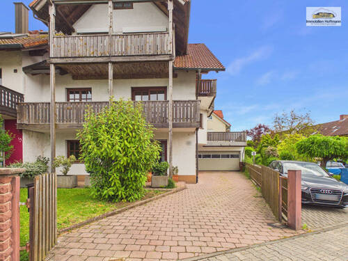 Großzügiges Zweifamilienhaus mit zwei Maisonettewohnungen, Doppelgarage und Dachterrasse in Hösbach - Exklusives Zweifamilienhaus mit 68 m² Dachterrasse, 4 Balkonen & Doppelgarage