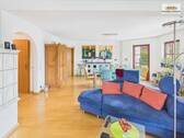 Heller Wohn- und Essbereich mit großzügigem Raumgefühl und wohnlicher Atmosphäre - 7 Zimmer Mehrfamilienhaus, Wohnhaus zum Kaufen in Hösbach