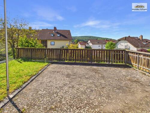 Ca. 68 m² große Dachterrasse mit schönem Ausblick und viel Gestaltungsspielraum - 7 Zimmer Mehrfamilienhaus, Wohnhaus in Hösbach