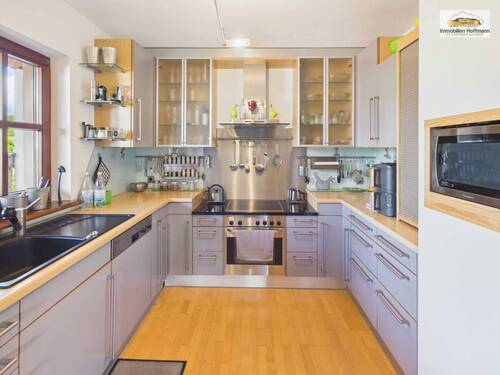 Hochwertige Einbauküche mit viel Stauraum und funktionaler Ausstattung - Mehrfamilienhaus, Wohnhaus mit 263,00 m&sup2; in Hösbach zum Kaufen