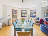 Lichtdurchfluteter Essbereich mit Ausblick und direktem Zugang zum Balkon - 