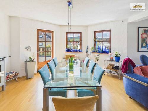 Lichtdurchfluteter Essbereich mit Ausblick und direktem Zugang zum Balkon - 