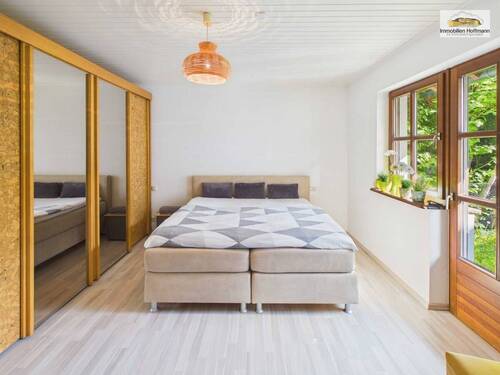 Ruhiges Schlafzimmer mit viel Tageslicht und angenehmer Größe - 