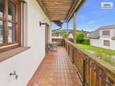 Überdachter Balkon mit schönem Blick ins Grüne - 