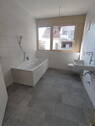Hauptbad mit Wanne und Dusche - 