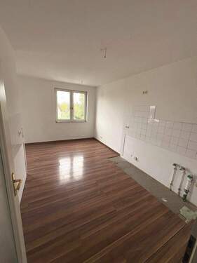 Praktisch geschnittene Küche mit Fenster - 