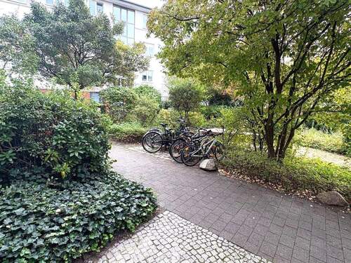 Bequeme Fahrradständer direkt am Haus - 4 Zimmer Etagenwohnung zur Miete in Berlin