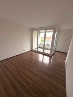 Geräumiges Wohnzimmer mit viel Tageslicht - 