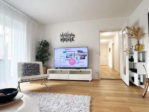 Geräumiges Wohnzimmer mit Zugang zum Südbalkon - 4 Zimmer Etagenwohnung zum Kaufen in München