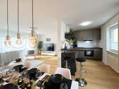 Offene EBK und Wohnzimmer mit aktueller Möblierung - 4 Zimmer Etagenwohnung in München
