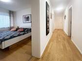 Blick auf Schlafzimmer und Flur - 