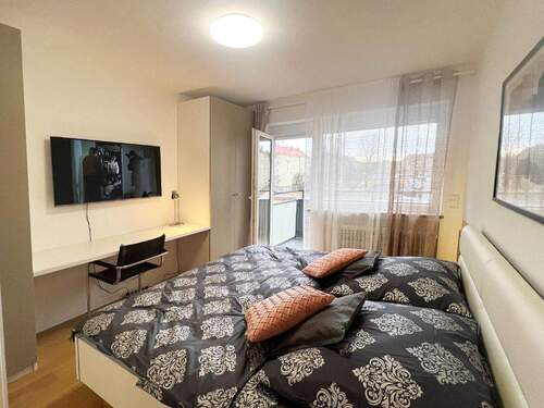 Großzügiges Hauptschlafzimmer mit Zugang zum Balkon - 