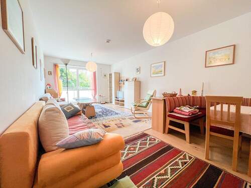 Wohn- und Esszimmer, Küche - Gemütliches Eigenheim mit 2 Zimmern, Balkon und Tiefgaragenstellplatz in einer Top Lage!