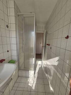 Bad mit Dusche - 