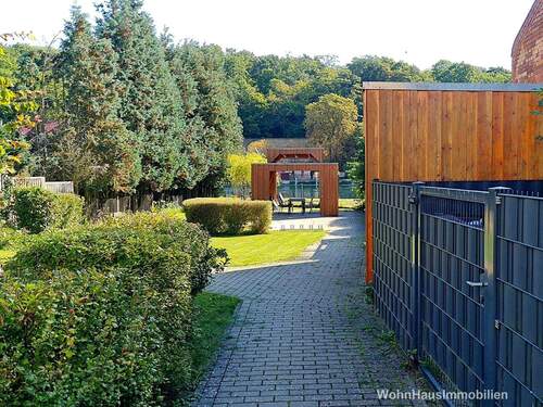 Gartenanlage mit Gemeinschaftspavillion in Wassernähe - 