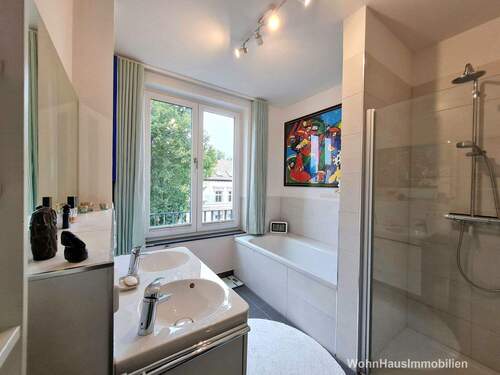 Badezimmer mit Badewanne und Dusche - 