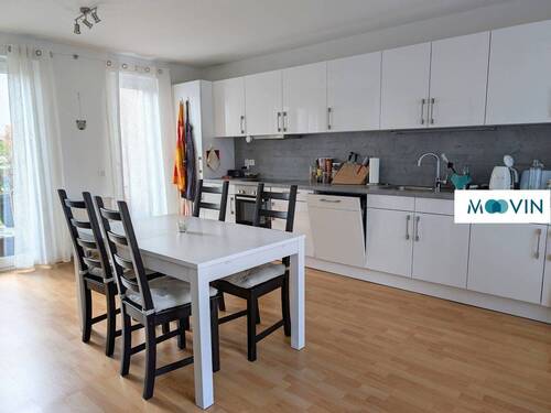 Ansicht III: Wohn- und Esszimmer mit offenem Küchenbereich - 