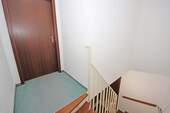 Treppe mit Zugang zum DG - 