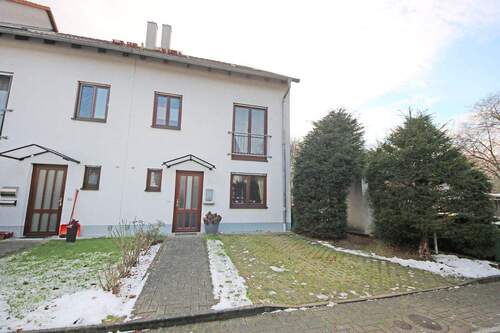 Hausansicht / Hauseingang - 5 Zimmer Reihenendhaus zum Kaufen in Dessau-Roßlau