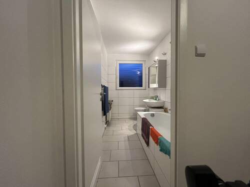 Blick in das Badezimmer - 3 Zimmer Etagenwohnung in Minden