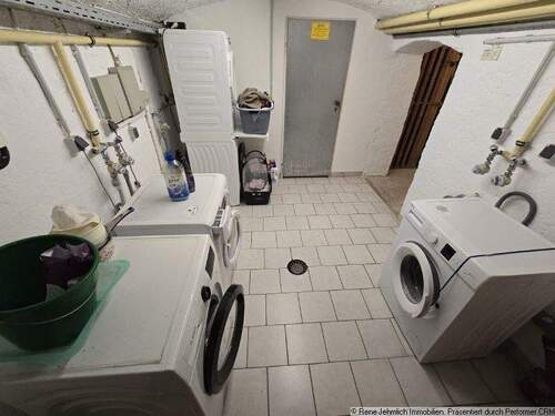 Keller mit Waschmaschinen - 