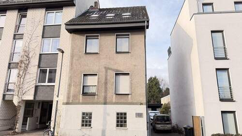 Hausansicht - 8 Zimmer Mehrfamilienhaus, Wohnhaus zum Kaufen in Köln / Raderberg