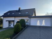Eingangsbereich und Garagen - 