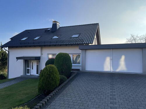 Eingangsbereich und Garagen - 