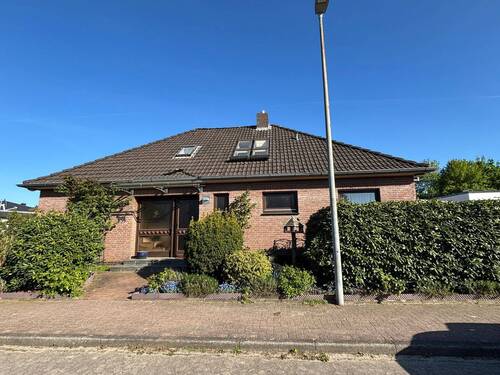 Eingangsansicht.JPG - **WOHNEN auf einer Ebene + STUDIO + VOLLKELLER**Ruhige Wohnstraße**