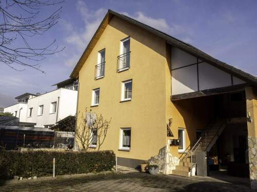 Hausansicht mit Carport - 