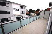 Großer Balkon - **Moderne, neuwertige 2 Zi.-Wohnung mit Balkon, Tiefg. + Stpl. in Neufahrn (S1)**