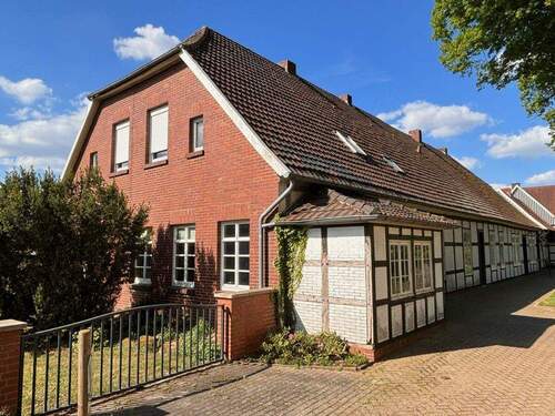 Giebelansicht - Denkmalgeschütztes Fachwerkhaus in Menslage!