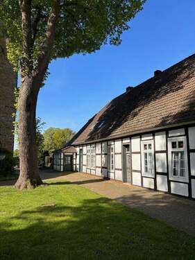 Seitenansicht vom Kirchplatz aus - Reihenendhaus in Menslage