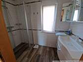 Bad mit Dusche und Fenster - 