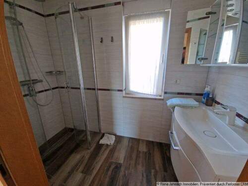 Bad mit Dusche und Fenster - 