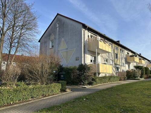 Hausansicht - Modernisierte Wohnung mit Balkon