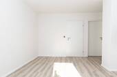 In der Küche; Blick auf Abstellraum + Bad - Frisch renovierte Wohnung für Singles oder Paare!