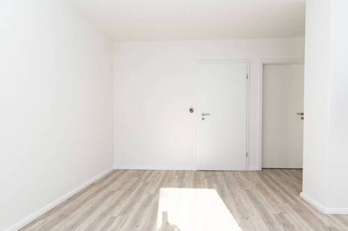 In der Küche; Blick auf Abstellraum + Bad - Frisch renovierte Wohnung für Singles oder Paare!