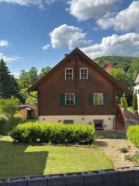 Ansicht mit Vorgarten - **Attraktives Holzhaus auf schönem Grundstück in zentraler Ortslage von Gelnhausen-Höchst**
