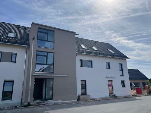Waldhufe Haupteingang Bauphase.jpg - Etagenwohnung mit 83,70 m² in Erlangen zum Kaufen