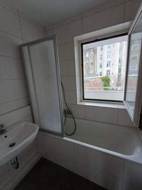 Bad mit Blick auf Balkon - 4 Zimmer Etagenwohnung zur Miete in Kiel