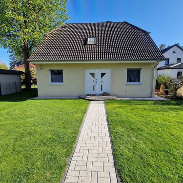 Gepflegtes Einfamilienhaus auf - Einziehen statt Renovieren - hochwertig saniertes Familienhaus mit Erdwärme und Traumgarten