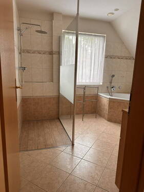 Bad mit Wanne und Dusche, OG - 