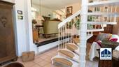 Diele mit Treppe zum DG - 