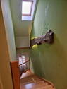 Treppe mit Dachfenster darüber - 