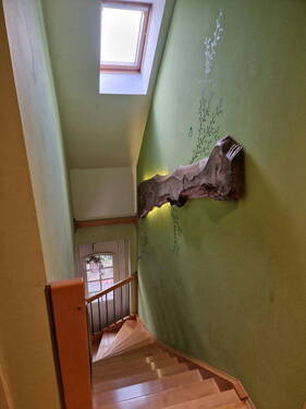 Treppe mit Dachfenster darüber - 